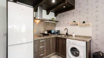 Een koelkast, een microgolfoven, een kookplaat