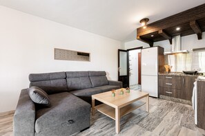 TV - Apartment 'Apartamento Mefistofeles' with Private Terrace, Wi-Fi and Air Conditioning (Málaga)