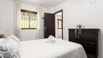 1 habitación, tabla de planchar con plancha, wifi gratis y ropa de cama