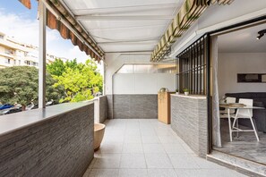 Outdoor dining - Apartment 'Apartamento Mefistofeles' with Private Terrace, Wi-Fi and Air Conditioning (Málaga)