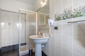 Douche, séchoir à cheveux, serviettes fournies