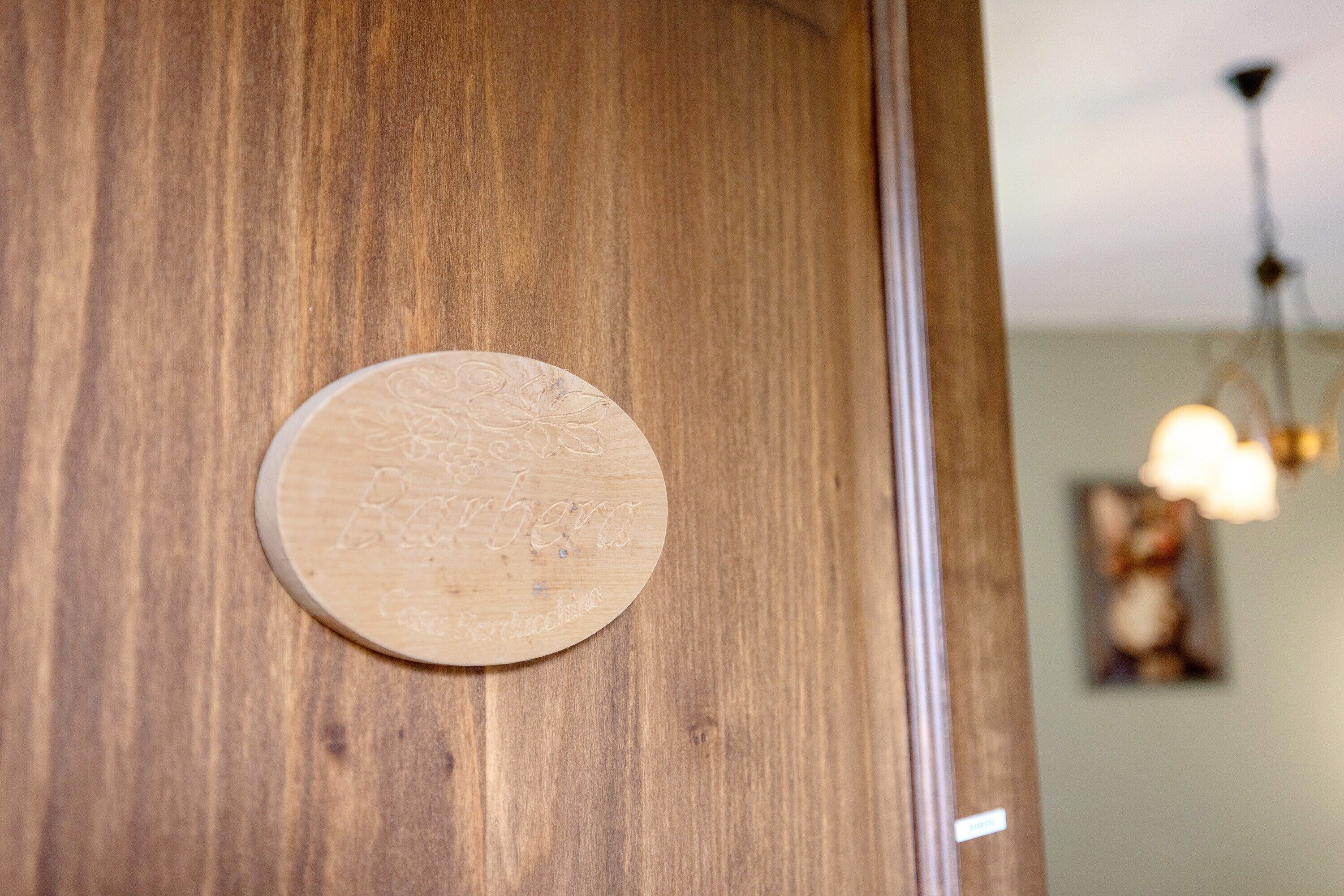 Een houten deur met een rond bord.