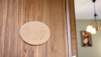 Een houten deur met een rond bord.