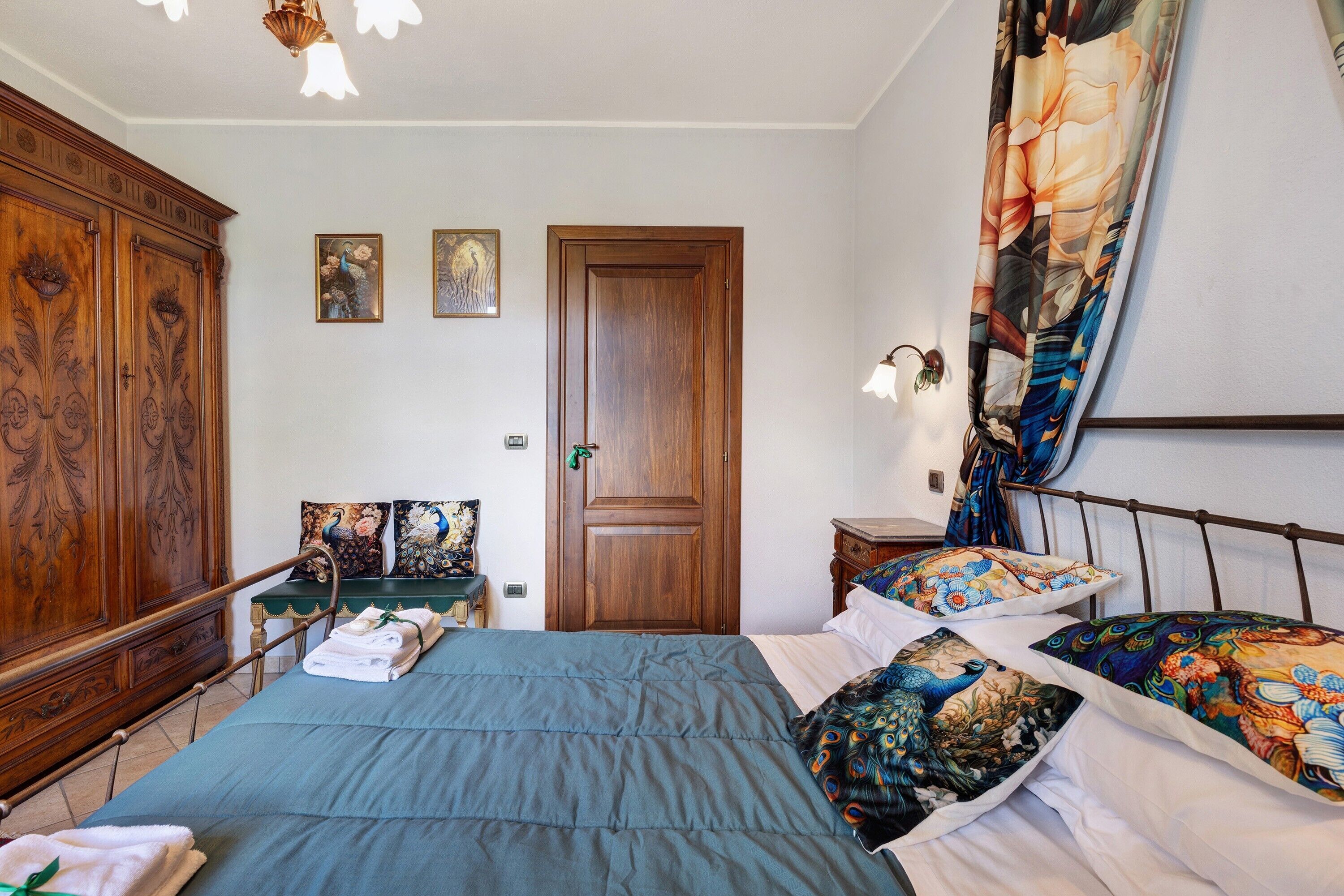 Une chambre à coucher avec un lit, une armoire en bois et une porte.