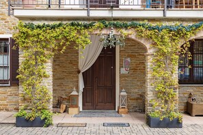 Exterior detail - Apartment 'Nebbiolo' with Shared Terrace, Shared Garden and Wi-Fi (Mango)