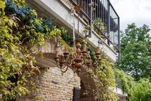 Exterior detail - Apartment 'Nebbiolo' with Shared Terrace, Shared Garden and Wi-Fi (Mango)