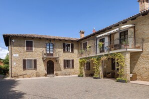 Exterior - Apartment 'Nebbiolo' with Shared Terrace, Shared Garden and Wi-Fi (Mango)