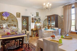 Dining - Room 'Favorita Suite' with Shared Terrace, Shared Garden and Wi-Fi (Mango)