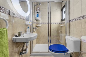 Douche, sèche-cheveux, serviettes fournies