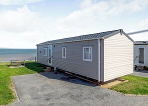 Exterior - Castaways Oyster 8 Sea View (Pet) (Bacton-on-Sea)