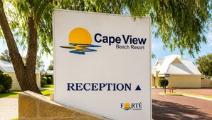 Señal de recepción para el Cape View Beach Resort, con logotipo, nombre e indicación de ubicación.