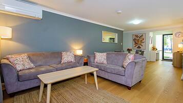 Nhà tiện nghi đơn giản, nhiều giường, không hút thuốc | Khu phòng khách | TV 55-inch có truyền hình kỹ thuật số