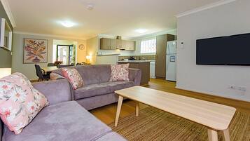 Nhà tiện nghi đơn giản, nhiều giường, không hút thuốc | Khu phòng khách | TV 55-inch có truyền hình kỹ thuật số