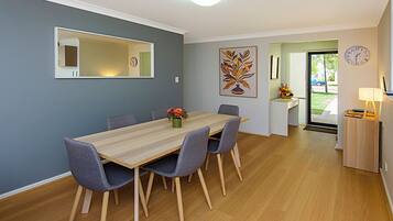 Comfort House, Multiple Beds, Non Smoking | Dining room