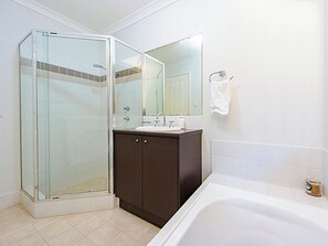 Comfort House, Multiple Beds, Non Smoking | Bathroom