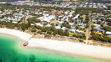 Gần bãi biển, cát trắng