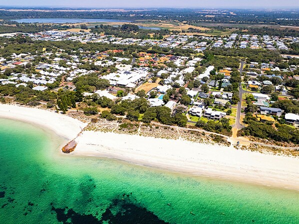 Beach nearby, white sand - Salty Sands (Broadwater)