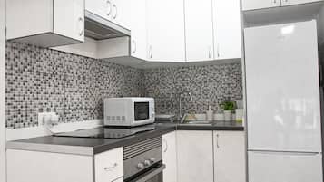 Een koelkast, een magnetron, een oven, een kookplaat