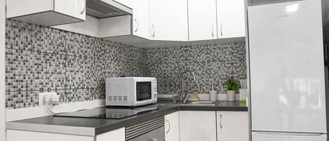 Kühlschrank, Mikrowelle, Ofen, Herdplatte