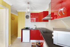 Refrigerador, microondas, parrilla de estufa y cafetera y tetera