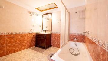 Suihku, hiustenkuivaaja, pyyhkeet