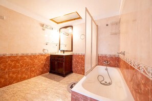 Shower, hair dryer, towels - Holiday Home 'C'an Artur' with Private Terrace and Wi-Fi (Binissalem)