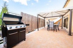 Outdoor dining - Holiday Home 'C'an Artur' with Private Terrace and Wi-Fi (Binissalem)