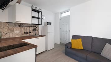 Een koelkast, een microgolfoven, een oven, een kookplaat