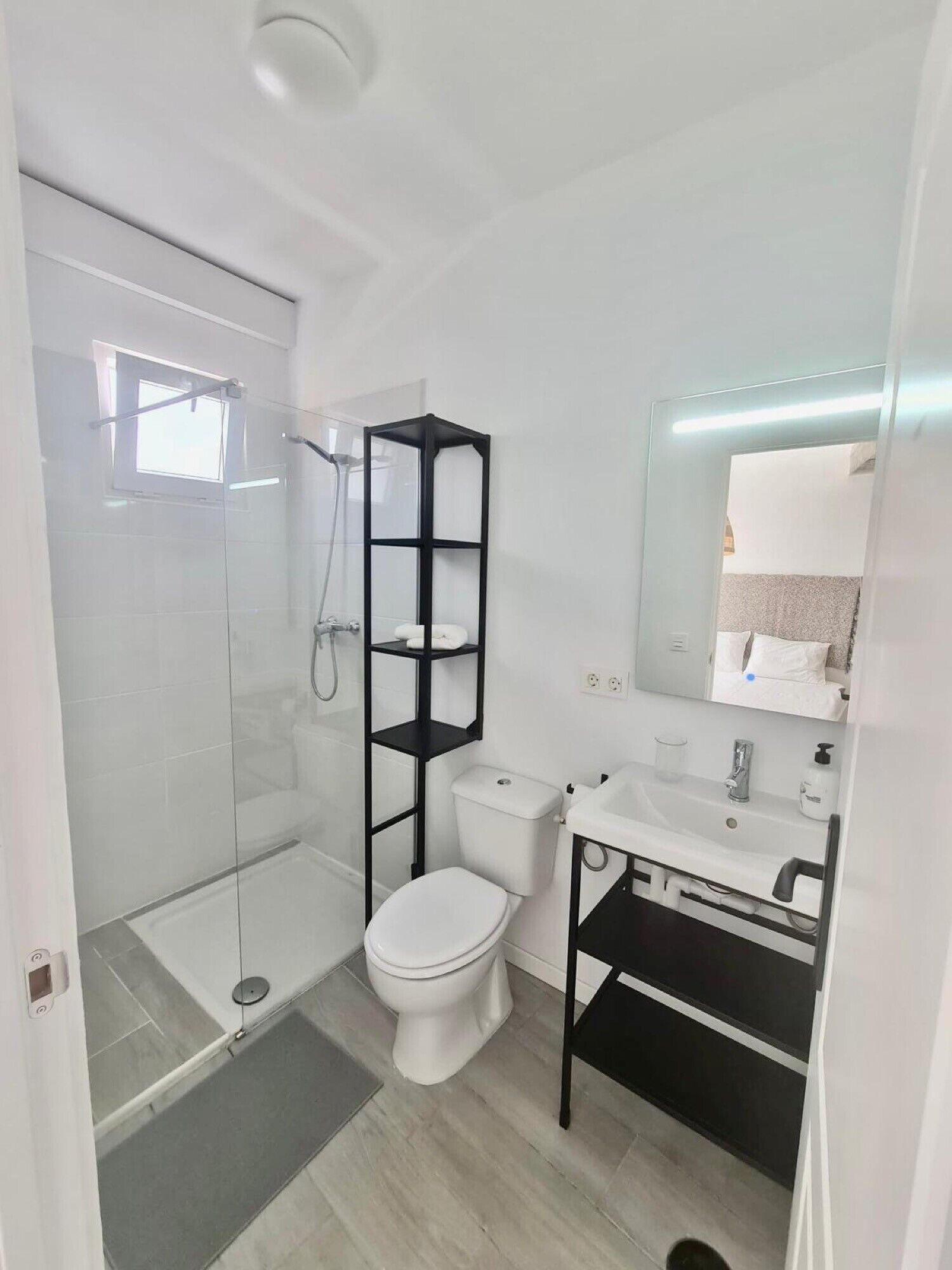 Een douche, een haardroger, handdoeken