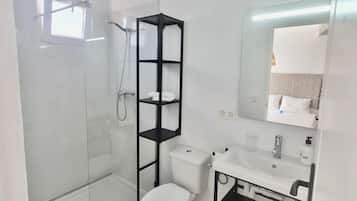 Een douche, een haardroger, handdoeken