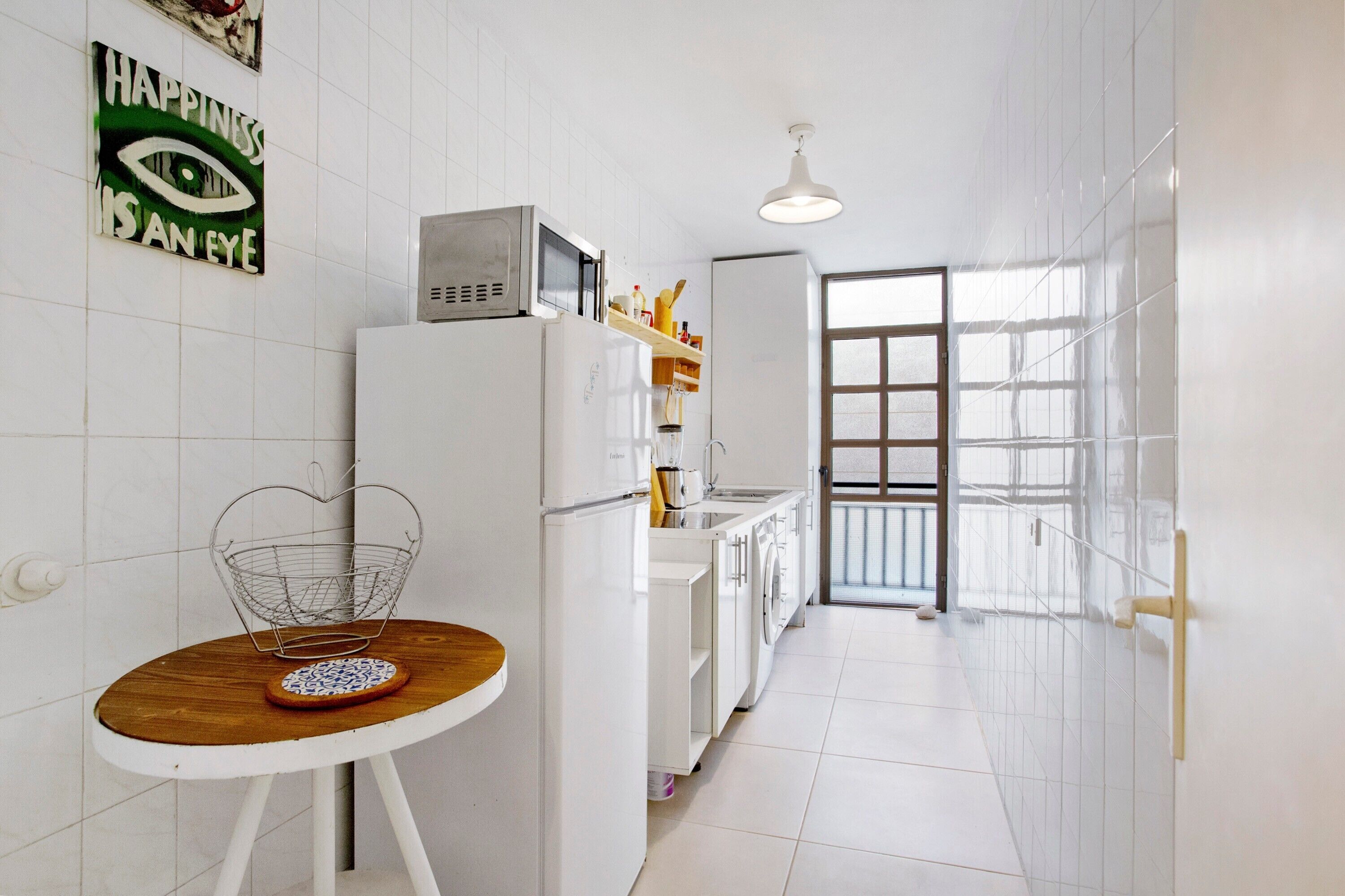 Refrigerador, microondas, placa de cocina, cafetera/tetera