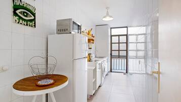 Refrigerador, microondas, placa de cocina, cafetera/tetera