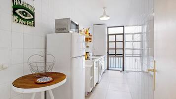 Refrigerador, microondas, parrilla de estufa y cafetera y tetera