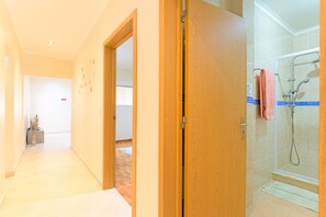 Douche, serviettes fournies