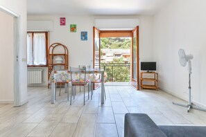 TV - Apartment 'Casa Claudia A Porto Azzurro' with Balcony (Porto Azzurro)