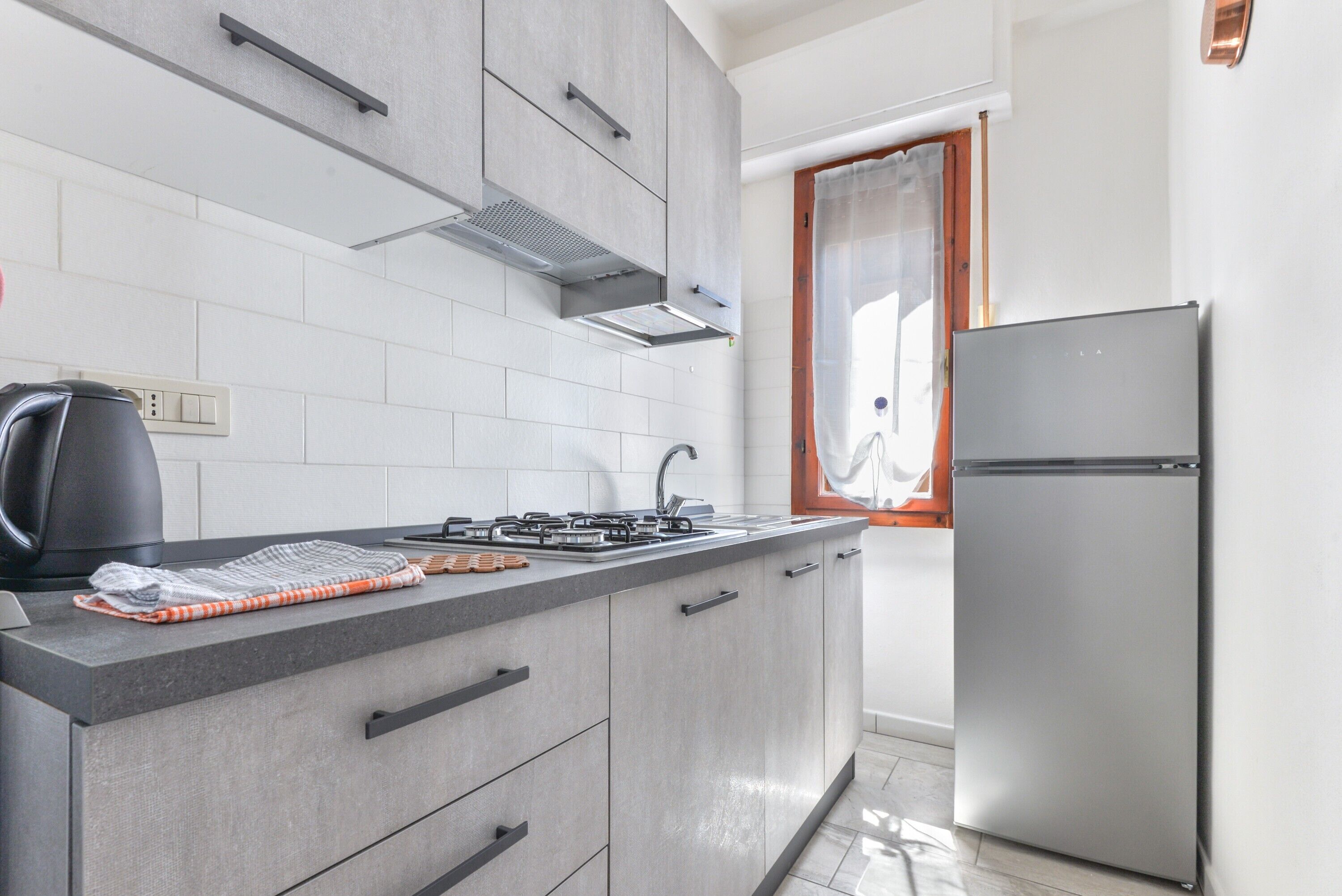 Réfrigérateur, plaque de cuisson, bouilloire électrique