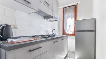 Réfrigérateur, plaque de cuisson, bouilloire électrique