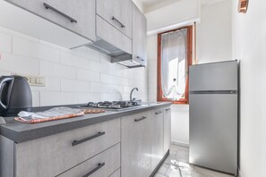 Geladeira, cooktop, chaleira elétrica