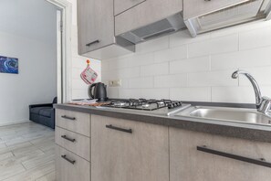 Refrigerador, parrilla de estufa y tetera eléctrica 