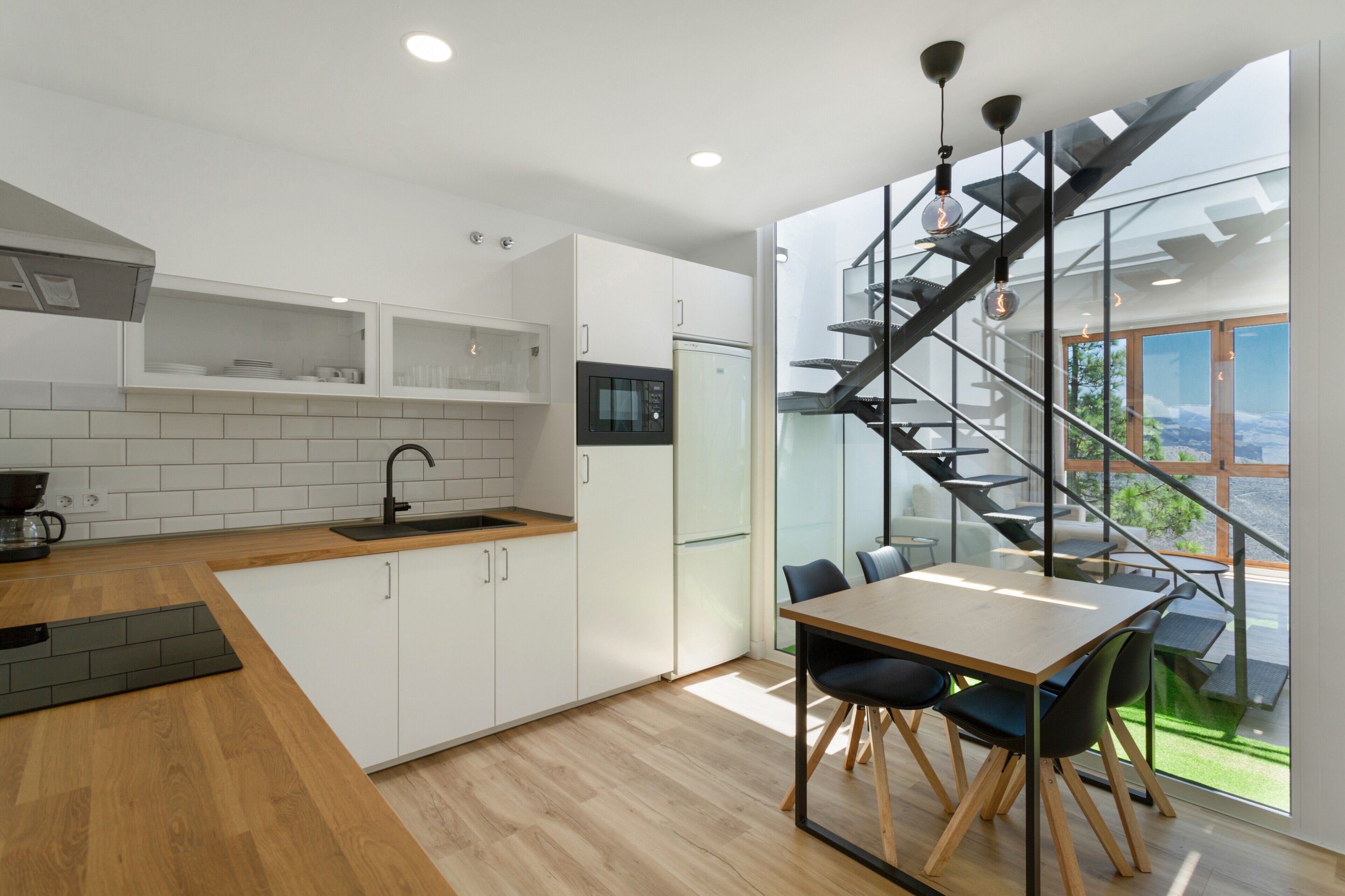 Kühlschrank, Mikrowelle, Herdplatte, Wasserkocher mit Kaffee-/Teezubehör