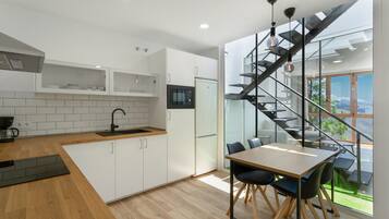 Kühlschrank, Mikrowelle, Herdplatte, Wasserkocher mit Kaffee-/Teezubehör