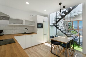 Jääkaappi, mikroaaltouuni, liesi, kahvin-/teenkeitin