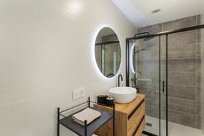 Douche, sĂšche-cheveux, serviettes fournies