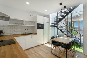 Réfrigérateur, micro-ondes, plaque de cuisson, cafetière/bouilloire