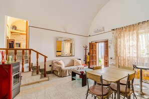 TV - Apartment 'Elena Inn' with Private Terrace, Wi-Fi and Air Conditioning (Matino)