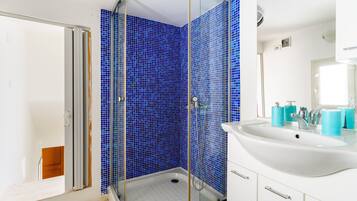 Shower, hair dryer, towels