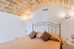 2 bedrooms, free WiFi, bed sheets - Apartment 'Elena Inn' with Private Terrace, Wi-Fi and Air Conditioning (Matino)