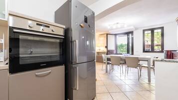 Frigorifero, forno, piano cottura, lavastoviglie