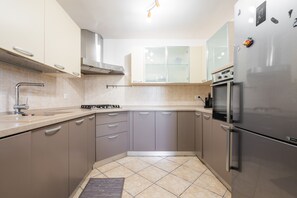 Køleskab, ovn, kogeplade, opvaskemaskine