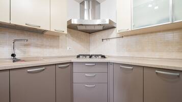 Kühlschrank, Ofen, Herdplatte, Geschirrspüler